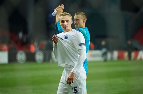 Victor enok nelsson is a danish footballer who plays as a centre back and is the fifth captain for fc copenhagen. Victor Nelsson: Hvis der er nogen, de vil slå, så er det FCK