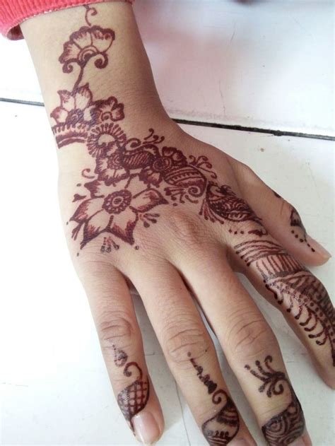 Membuat tato henna tak melulu harus di punggung tangan lho, telapak tangan juga bisa jadi lahan. Henna Love Telapak Tangan - 65+ Gambar Motif Henna ...