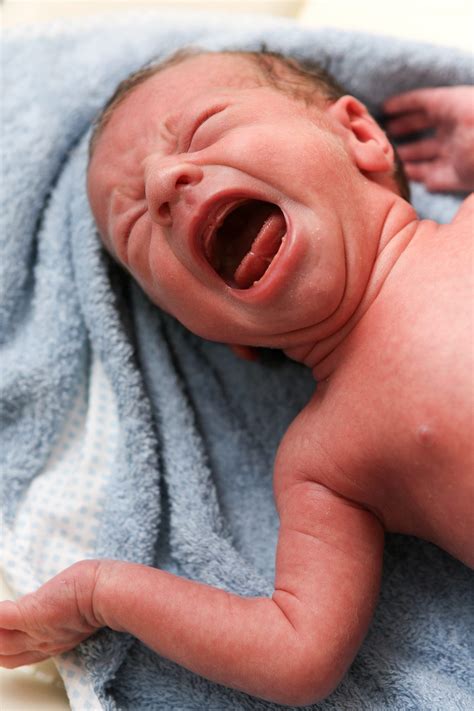 Bayi Menangis Pandang Atas Bukan Sebab Nampak Hantu, Tapi ...