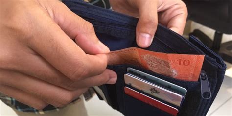 Dalam laman situs itu, nik meminta warga malaysia dan seluruh dunia untuk berkontribusi meringankan utang 1 triliun ringgit, atau rp3.500 triliun. Tabung Harapan Malaysia kumpul derma rakyat bayar hutang ...