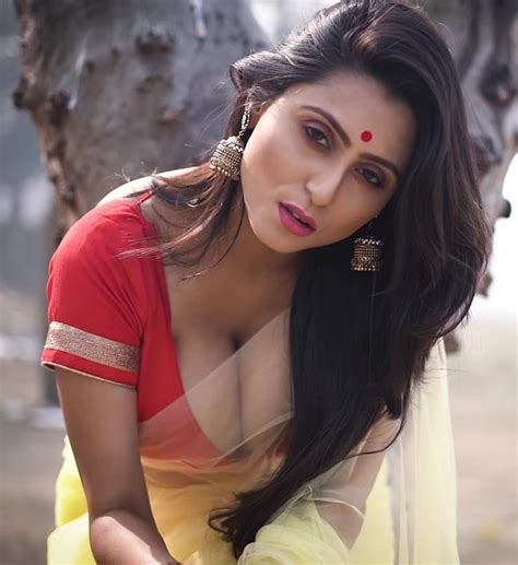 Santosh dutta tollywood actor, famous for his portrayal of jatayu in feluda films of satyajit ray. What are some spicy photos of Maria, the Bengali saree model? - Quora