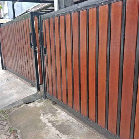 Kesan elegan bisa ditampilkan dengan komposisi repetisi atau pengulangan balok. Model Pagar Minimalis Grc