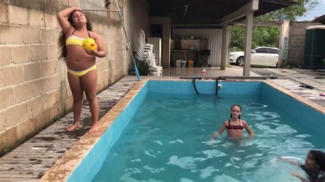 • não se esqueça de se inscrever no canal e deixar seu like para mais vídeos como esse me.desafio na piscina (ft.sara). desafio -bola na piscina - YouTube