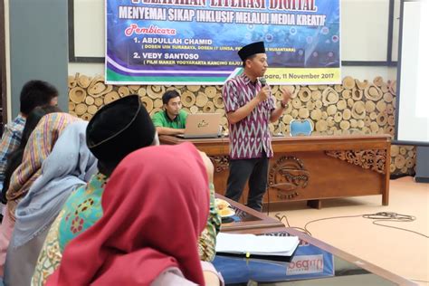 Menurut gilster dalam jurnal literasi digital remaja di kota surabaya, literasi digital adalah kemampuan untuk memahami serta menggunakan informasi dari berbagai format. Literasi Digital Penting untuk Generasi Zaman Now | NU JEPARA