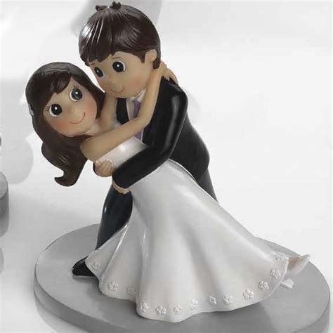 Más allá de las figuras de novios al uso que se usan para coronar la tarta de la boda, hay un sinfín de opciones y estilos. novios bailando :: especial boda :: figuras tarta de ...