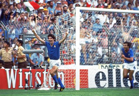 Paolo rossi holds aloft the world cup trophy on italy's lap of honour in madrid. Calcio, è morto Paolo Rossi: addio all'eroe del Mondiale ...