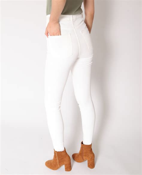 Sa teinte anthracite polyvalente sera particulièrement chic avec des pièces aux nuances blanches, bordeaux et camel. Pantalon skinny taille haute écru - 140690765A09 | Pimkie