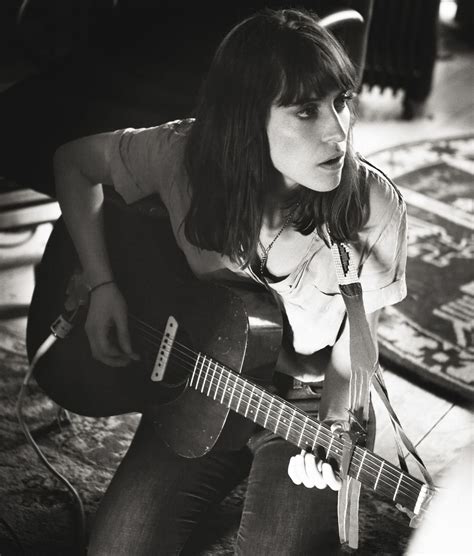 Die sängerin leslie feist verwandelt wie keine zweite persönliche gefühle in musik und texte und eine stunde vor dem interview mit der sängerin leslie feist ende märz in berlin meldet sich eine. Folk-Königin Feist: Popstar aus dem 300-Morgen-Land - DER ...