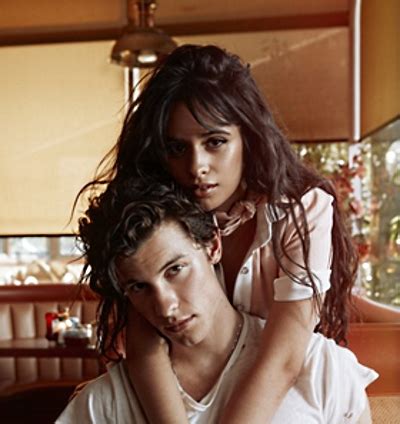 Shawn mendes and camila cabello play a motorcyclist and a waitress in the video for señorita published on youtube on the 21st of june 2019. Shawn Mendes & Camila Cabello erobern Platz #1 mit ihrem ...