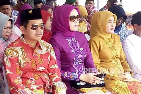 Cerpen sedih:ku jual keperawananku demi pengobatan sang ibu. Bupati Purwakarta Terpilih Mengandung Anak Ketiga ...