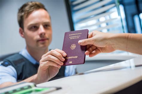 Как переехать в Германию на ПМЖ в 2025 году: документы