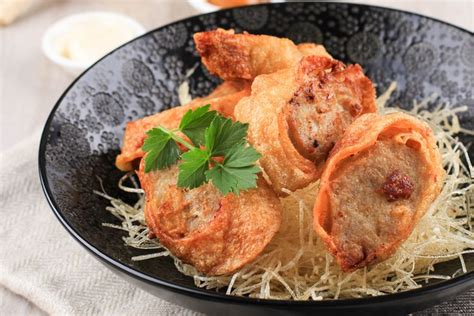 Mirip dengan rolade, sajian ini menggunakan daging ayam giling yang dibungkus dan digulung kulit dadar telur, lalu dikukus hingga matang. Jajanan Tahu Egg Roll Tanpa Ikan - Jajanan Tahu Egg Roll Tanpa Ikan Kekian Ayam Chicken Shrimp ...