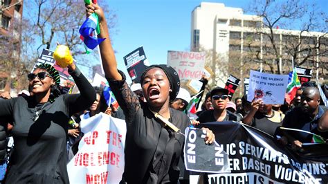 Une belle femme black se fait monter par son conjoint. Une journée mondiale de la femme africaine : quelques progrès, beaucoup de défis