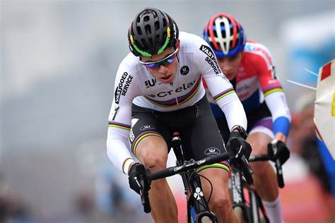 Van aert leads van der poel at the junior world championships. Van Aert en Van der Poel langs de meetlat | Foto | AD.nl