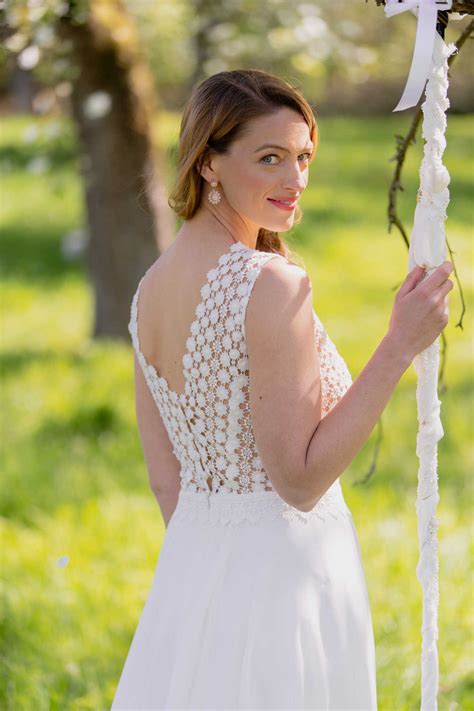 Brautkleider mit langen ärmeln, vor allem aus zarter spitze, sind der auffälligste trend. Kurzes Brautkleid hochgeschlossen mit Spitze - Daisy ...