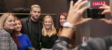 Sie und natispieler valon behrami haben am mittwoch geheiratet. Dopo Lara Gut anche Valon Behrami saluta i social: disattivato il profilo Instagram del ...