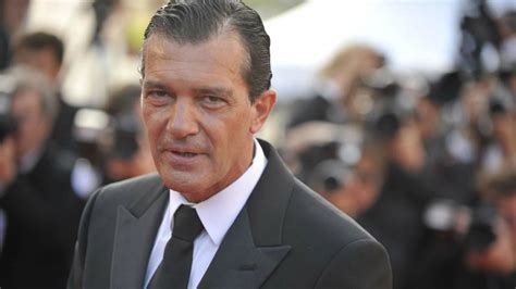 Antonio banderas is an actor, director, producer and singer from spain. Antonio Banderas se vuelve viral por su extraña forma de ...