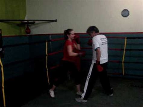 No boxe profissional feminino, idade mnima de 18 anos, o nmero e o tempo dos rounds diferem do masculino, podendo ser de 4 a 10 rounds de 2 minutos por 1 minuto de descanso. BOXE FEMININO | Boxe