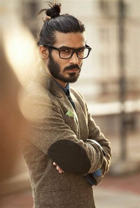 Bien dégagés derrière les oreilles, cheveux longs sauvages, décolorés ou rasés, les idées de coupes de cheveux pour hommes sont infinies. Cheveux : 40 idées Coiffures cheveux longs pour homme tendance 2019