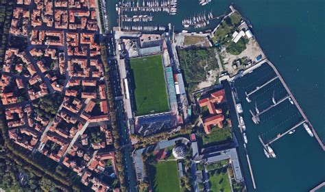 Het stadion biedt plaats aan 47.282 mensen. Santuarios del deporte. Stadio Pier Luigi Penzo: ir al ...