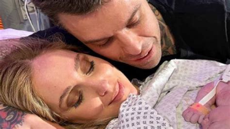 Fedez, chiara ferragni e il figlio leone stanno trascorrendo una parte delle loro vacanze italiane in sardegna. Chiara Ferragni, Leone conosce Vittoria: la reazione è ...