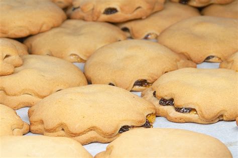 Add small amount of cooled raisin filling (see recipe below) to each cookie. Raisin Filled Cookies - Half Dozen