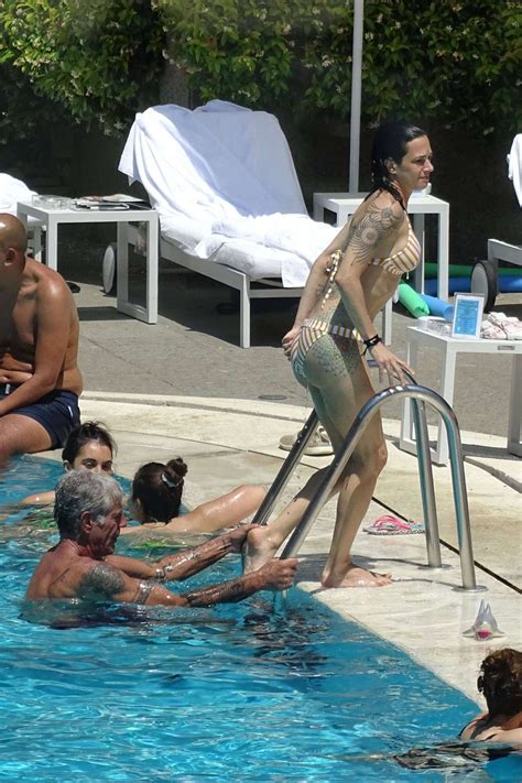 Asia argento si è buttata sul lavoro, ma. Asia Argento - Bikini Candids at the hotel swimming pool ...