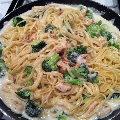 Cook pasta in a large pot of boiling water until al dente; Chicken linguine Alfredo with broccoli. | Chicken linguine ...