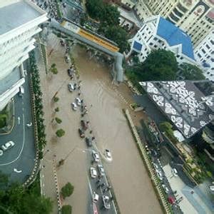 Hujan lebat menyebabkan banjir kilat setinggi satu sehingga 1.5 meter di tiga kawasan iaitu di lebuh ampang baru diterima tiga kawasan di kuala lumpur terlibat banjir iaitu lebuh ampang (1.5 meter), jalan raja alang, kampung bharu (1 meter) & jalan gurney kiri off jln semarak (1 meter). Muslimeen United: Kuala Lumpur Dilanda Banjir Kilat