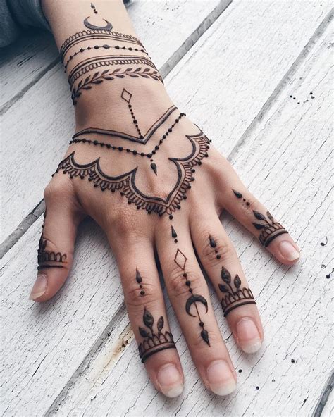 The time needed to apply henna varies from design to design, based on the. #tattoo #tattooideen | Tatouage au henné, Modèles ...