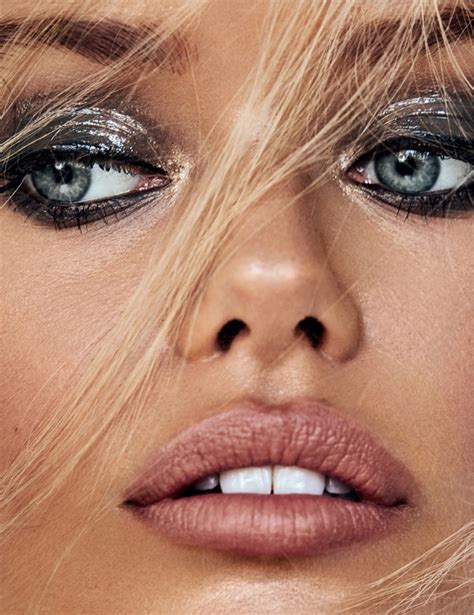 Frida aasen (born 5 december 1994) is a norwegian fashion model best known for walking in the victoria's secret fashion show in 2017 and 2018. Frida Aasen | ELLE Slovenia Cover | 2018 | Makeup ...