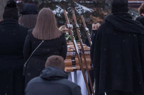 Trzech młodych mężczyzn żegnały tłumy. Nowa Biała. Bliscy i sąsiedzi pochowali tragicznie ...