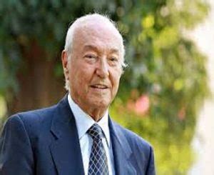 Piero angela cittadino onorario di padova per l'impegno nella divulgazione scientifica. Piero Angela , oggi 91 anni : " La scuola è rimasta ferma ...