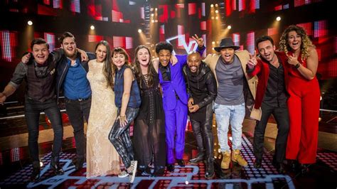 Talenten (met liefst een aangrijpend verhaal) zingen een lied, gaan door of niet en het klapstuk wordt bewaard tot het einde. My Top 10 of The Voice of Holland 2015: Liveshow 2 - YouTube