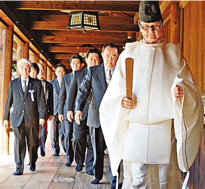 靖國神社是位於日本 東京都 千代田區 九段坂 （ 日語 ： 九段 ） 的神社，由明治天皇建立的一系列招魂社之一。 該神社供奉自明治維新時代以來為日本戰死的軍人及軍屬（包括台灣籍日本兵及朝鮮籍日本兵），共246萬6千餘柱，其中大多數是在太平洋戰爭中陣亡的日本軍官兵（213萬3915柱）。 日146國會議員祭戰犯 - 香港文匯報