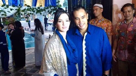 Hajatan itu dibuat mewah, menurut mereka karena terjadi sekali seumur hidup. Nia Ramadhani Unggah Foto Bareng Suami, Warganet Soroti Bagian Leher 'Kok Aneh Ya?' - Surya Malang