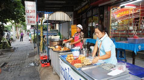 Petchaburi soi 5 is one of the best bangkok street food streets! LIFE IN DIGITAL COLOUR: Bangkok City Street Photography