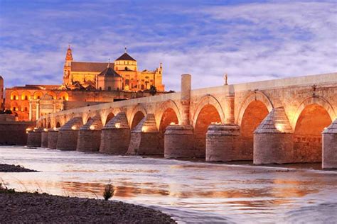 Cordoba city cordoba was founded by the romans and due to its strategic importance as the highest navigable point of the guadalquivir river, it became a port city of great importance, used for shipping spanish olive oil, wine and wheat back to ancient rome. Dé 20 leukste bezienswaardigheden Córdoba (Spanje)