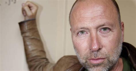 Vlaamse acteur (51) uit verschillende jeugdreeksen opgepakt voor vermeend kindermisbruik na onderzoek hln. Acteur Marc Van Eeghem zet chemo stop: "Lichaam nu zo ...