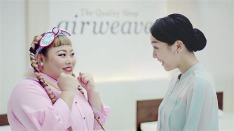 Последние твиты от ゆきお@⛸💕 (@blackswan_mao). 浅田真央、渡辺直美を"接客" 「エアウィーヴ」新CMが公開 ...