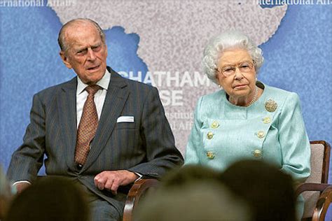 Prins philip er 99 år og gift med dronning elizabeth 2. Prins Philip, de hertog van Edinburgh