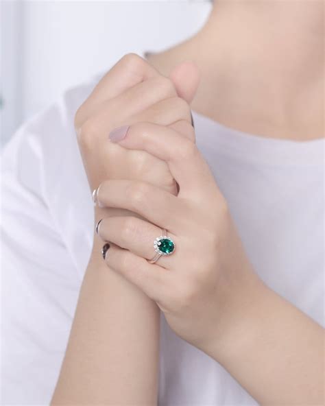 Elizabeth olsen has everyone green with envy! Elizabeth Olsen Engagement Ring | POPSUGAR Fashion UK