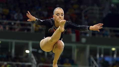 Een presentatie of clinic van olympisch turnster lieke wevers? Turnster Sanne Wevers naar finale balk bij wereldbeker Parijs