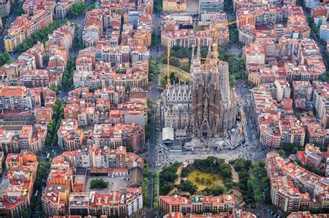 La barcelona moderna nació en l'eixample, ideada por el ingeniero y urbanista a quien debe su dibujo mágico y único l'eixample está formado por seis barrios: Dónde dormir en Barcelona: mejores zonas para encontrar ...