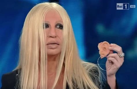 «c'è elton stasera?» ha chiesto a parlando un italiano appena percettibile, la versace made by virginia raffaele ha avuto problemi con il mega lifting: Virginia raffaele come donatella versace 9 - Dago fotogallery