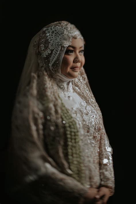 Kebaya berwarna putih tulang mempunyai potongan yang longgar sehingga mampu menyembunyikan tubuhmu. √ 30+ Model Kebaya Untuk Orang Gemuk Agar Terlihat Langsing