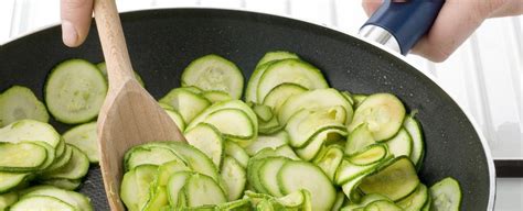Le zucchine sono versatili e ottime anche da consumare crude come veloce aperitivo, da servire marinate con aceto di mele in insalata o in un fresco e originale carpaccio. Come cucinare le zucchine | Sale&Pepe