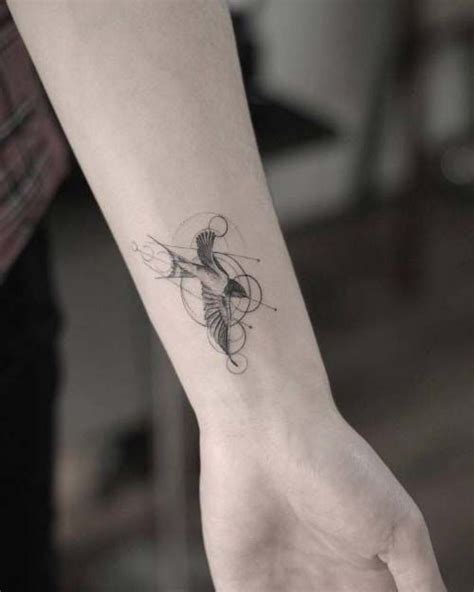 Küçük dövmeler mini tattoos beyaz dövmeler kına dövmeler ok dövmeler kuş tüyü dövmeleri dövme fikirleri bilek dövmesi inanılmaz dövmeler tatuaggi polso: geometrik kuş bilek dövmeleri geometric bird wrist tattoos ...
