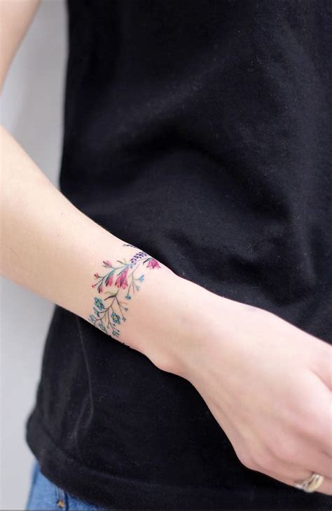 Prohlédněte si naši nabídku potřeb pro kočky a nakupte již dnes z pohodlí domova v dm online to zdlouhavý pohyb má výzmam, že pohyb. Delightful Wrist Band Tattoo Designs for Girls (With images) | Barevné tetování, Nápady na ...