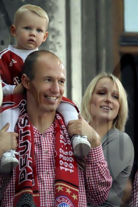 He is known for his dribbling. arjen robben wife Arjen Robben Height and Weight Age ...